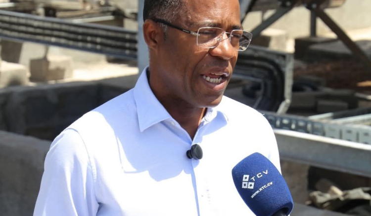 Francisco Carvalho assume compromisso de eliminar casas de lata em Cabo Verde