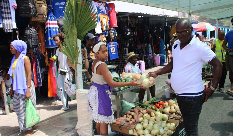 Praia: Feira de Cinzas mantém a tradição e anima economia local