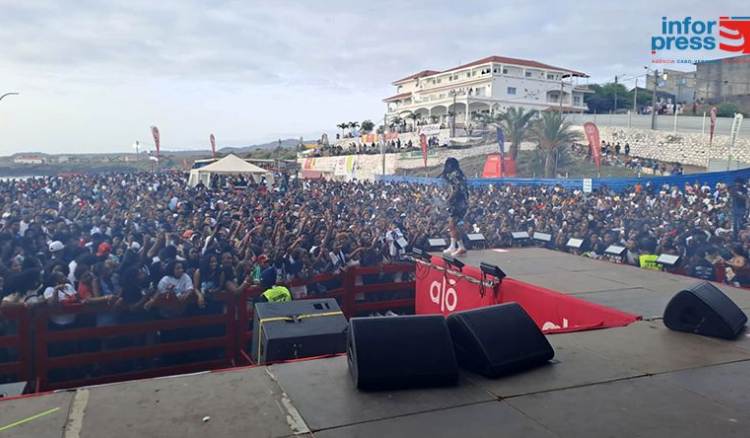 Artistas mostram performance e público corresponde no arranque do Festival de Areia Grande em Santa Cruz