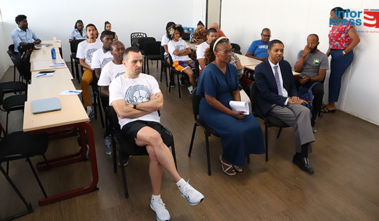IDJ promove formação de monitores para impulsionar escolas de basquetebol nas comunidades