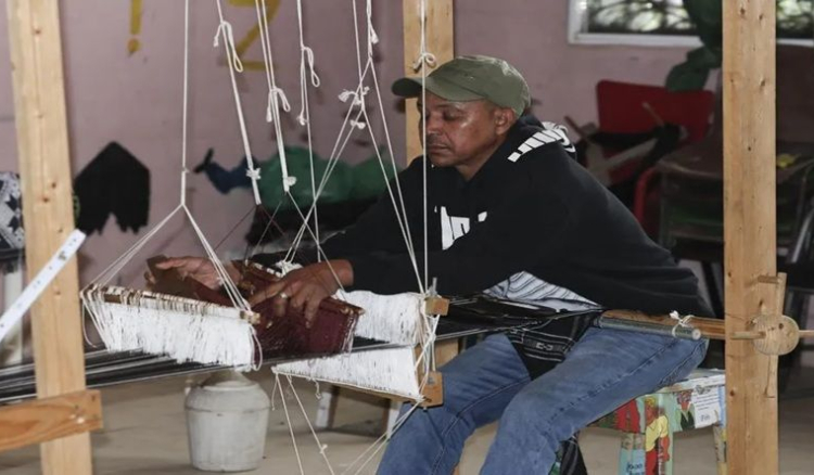 &Uacute;nico artes&atilde;o que faz 'panu di t&eacute;ra' em Portugal defende ensino e alerta para imita&ccedil;&otilde;es