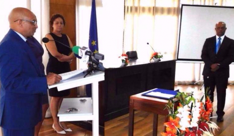 Embaixador de Cabo Verde em França. Calvário dos emigrantes naquele país europeu chega ao fim