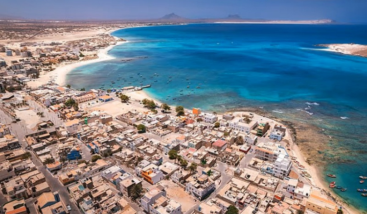 Famílias de britânicos mortos por infeção contraída no Sal, recorrem à Justiça