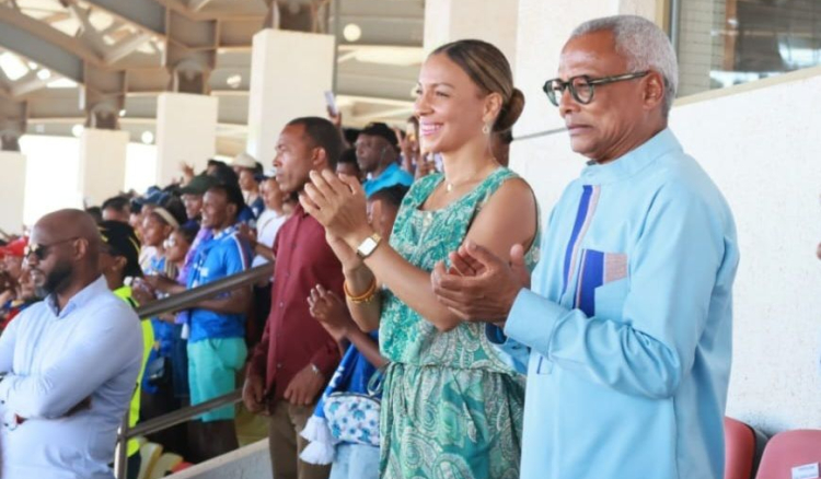 Pagamentos à primeira-dama efetuados “em articulação com o Governo”