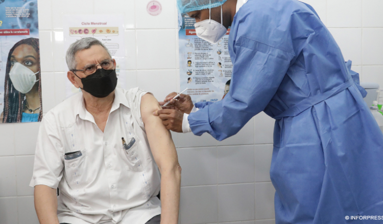 Covid-19. PR recebe primeira dose da vacina AstraZeneca e apela a adesão da população à vacinação