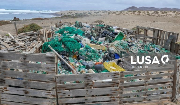 Cabo Verde trava uma luta desigual contra a mar&eacute; de pl&aacute;stico do Atl&acirc;ntico