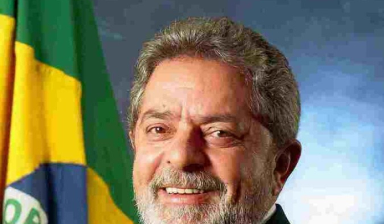 Lula da Silva acaba noite junto do povo com promessas de “amor e carinho”