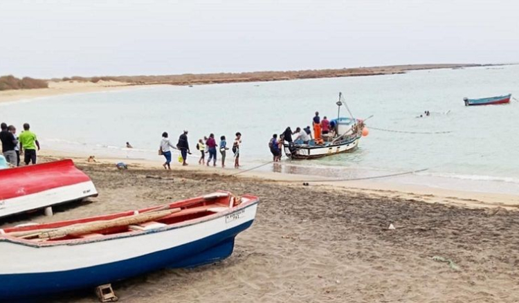 Passageiros recorrem a embarcação de pesca para sair da ilha do Maio em plena crise nos transportes