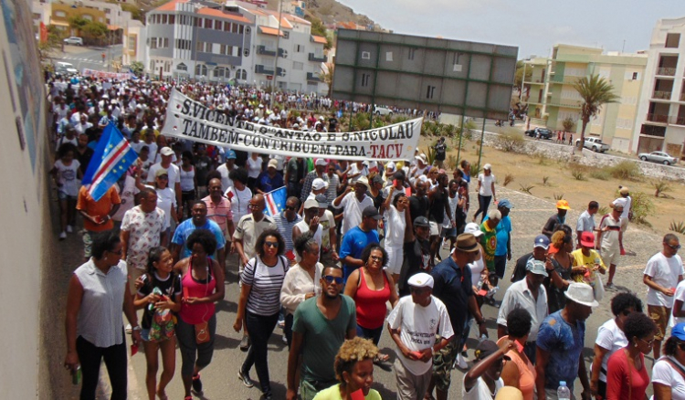 Manifestação. Milhares de pessoas saem à rua em Mindelo para protestar contra "centralismo"