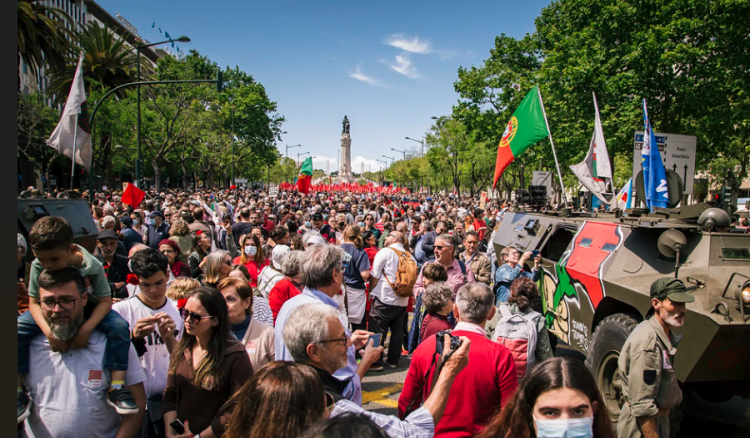 Portugal: Largos milhares nas ruas para defender revolu&ccedil;&atilde;o de Abril