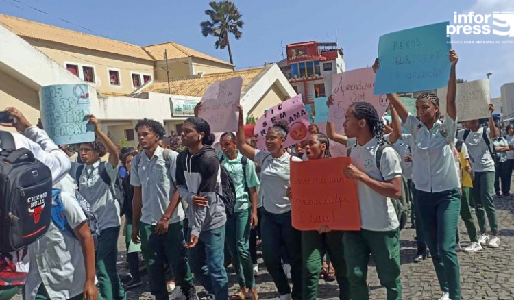Ribeira Grande: Alunos da Escola Secundária Suzete Delgado manifestam-se “contra o sistema de ensino”
