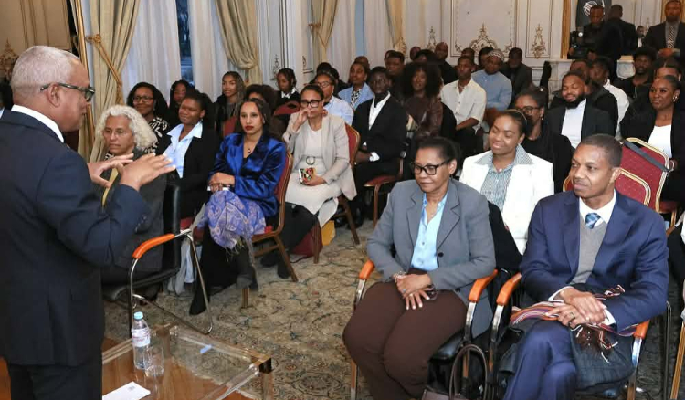 França: PR ouve jovens da diáspora e defende colocar na agenda a Geração Z