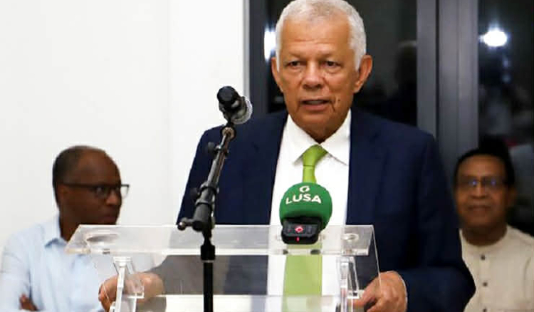 Carlos Veiga estende a m&atilde;o a Ulisses