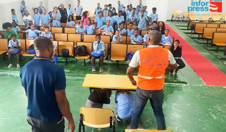 Brava: Prote&ccedil;&atilde;o Civil ensina popula&ccedil;&atilde;o escolar a enfrentar sismos