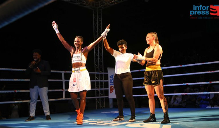 Boxe: Nancy Moreira brinda público da capital com vitória convincente diante de Lisova da República Checa