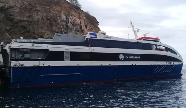 Brava, de novo, isolada