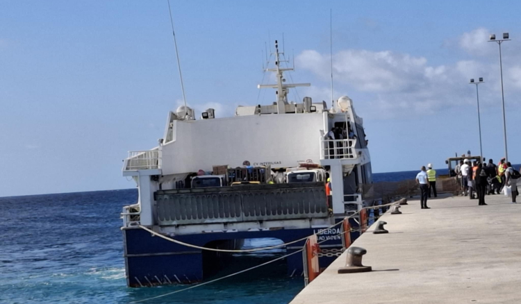 Maio: Assoreamento do porto limita operações do Navio Kriola. Dona Tututa reforça transporte de carga com duas viagens por semana