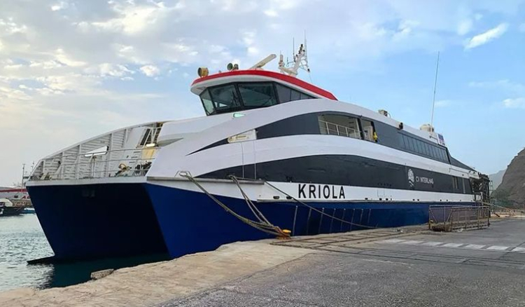 Embate do navio Kriola no cais do porto da Palmeira obriga ao cancelamento de viagens programadas para três ilhas