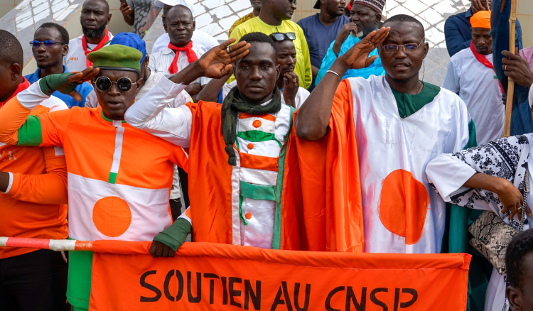 Militar por detrás do golpe no Níger promete transição em três anos