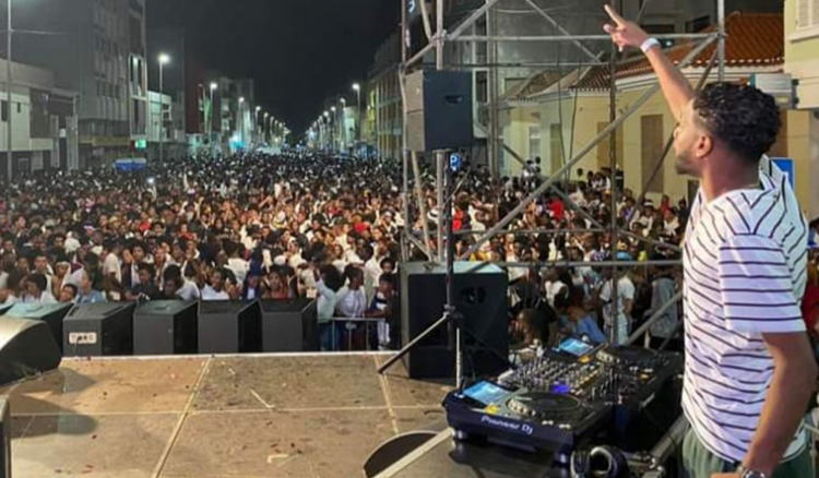 Festival de artistas em Noite Branca leva ao rubro a multidão na Praia Maria