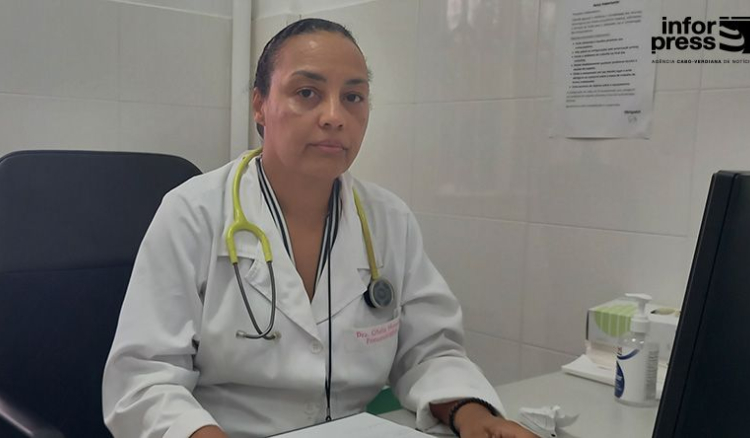 Médica Pneumologista recomenda vacinação contra gripe regularmente para reduzir riscos de pneumonia