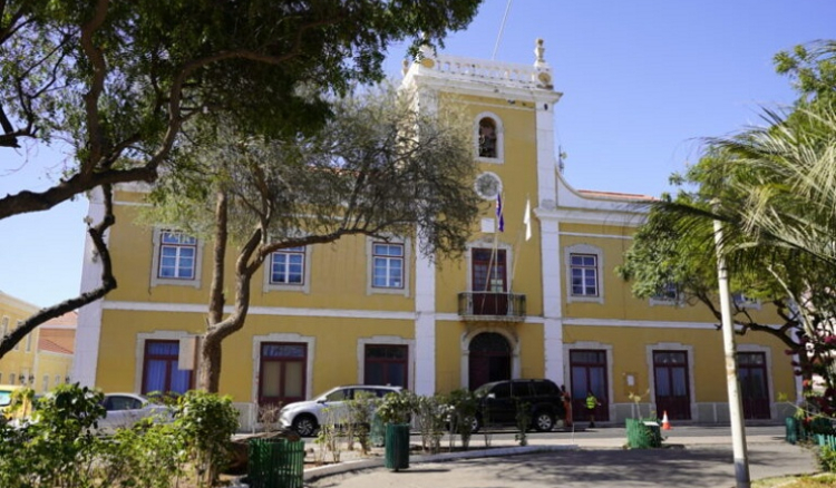 Sal&aacute;rios j&aacute; foram pagos! C&acirc;mara da Praia nega bloqueio de contas