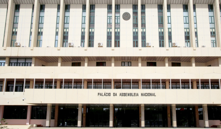 Oposi&ccedil;&otilde;es acentuam diferen&ccedil;a entre o pa&iacute;s dos n&uacute;meros e o pa&iacute;s real