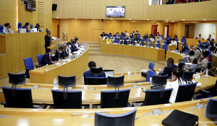 Parlamento: MpD defende privatizações e partidos da oposição pedem transparência