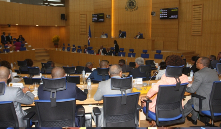Parlamento: Relatório da CPI responsabiliza PAICV pela “má gestão” da TACV