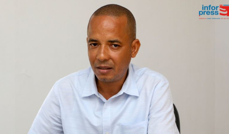 Escritor Paulo Ferreira Ver&iacute;ssimo lan&ccedil;a segundo livro de poesia centrado numa &ldquo;viagem interior&rdquo;