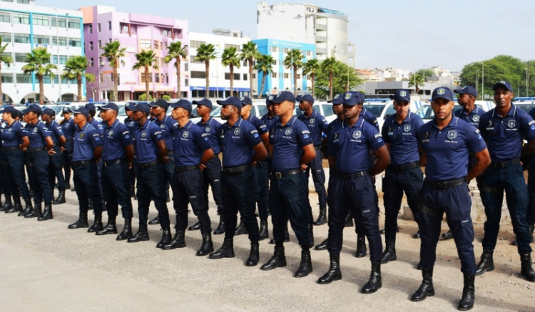 Quase 2.500 concorreram a 120 vagas de agentes da Polícia Nacional
