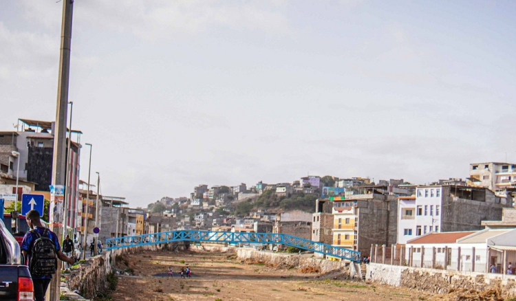 Praia: Bairros de Vila Nova, Moinho e L&eacute;m Cachorro ligados por ponte