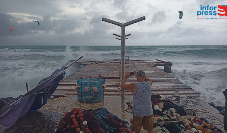 Pontão de Santa Maria destruído parcialmente por fortes ondas