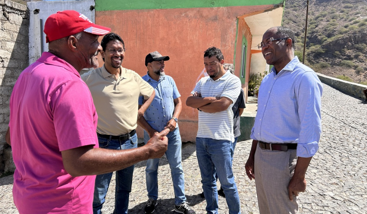 Brava: Telef&eacute;rico parado h&aacute; dois anos marca campanha de Francisco Carvalho