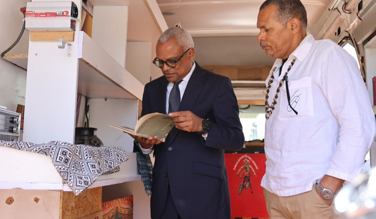 Artesão Beto Diogo apresenta Biblioteca Móvel ao presidente da República