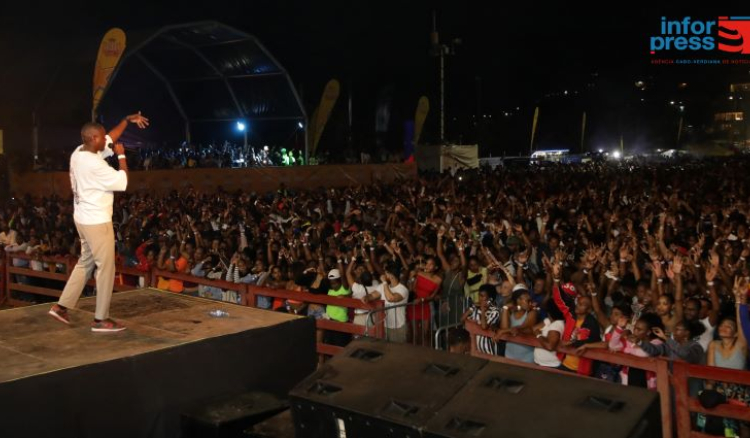 Público dá nota positiva ao segundo dia do Festival da Gamboa, apesar dos atrasos