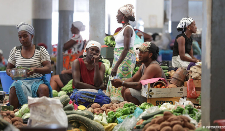 Mulheres na economia informal recebem menos 40% que os homens - INE