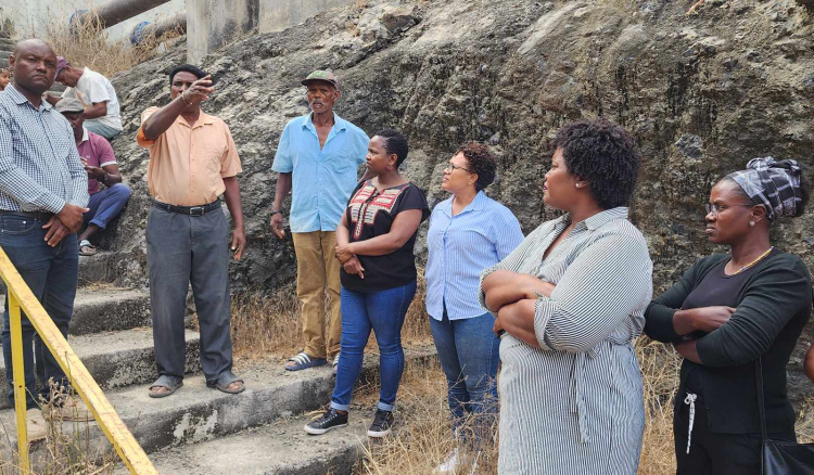 Estrada de acesso, falta de água e desemprego entre os problemas da população de Santa Cruz