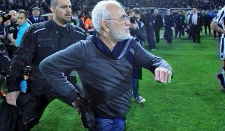 Campeonato grego. Presidente do PAOK invade campo com revolver em punho