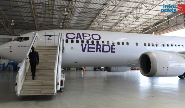 Boeing 737-8 da TACV faz primeiro voo comercial Paia/Lisboa