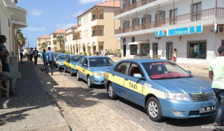 Centenas de taxistas sobrevivem no Sal à espera dos turistas
