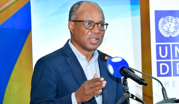 Com olhos postos nas eleições, Ulisses reitera promessas aos jovens