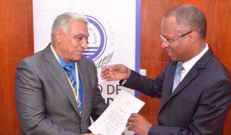 Governo homenageia Dr. Morris Makar pelos 34 anos de dedicação a Cabo Verde
