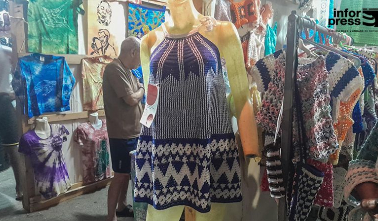 Vestido de croché inspirado no gorro de Amílcar Cabral vence Prémio Djoy Soares na URDI 2024