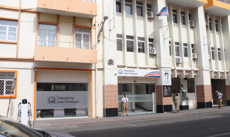 O minist&eacute;rio do saco azul e dos ajustes diretos