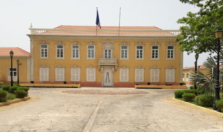 Sal&aacute;rio da primeira-dama: PGR falta &agrave; verdade e omite factos relevantes