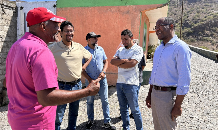 Brava: Telef&eacute;rico parado h&aacute; dois anos marca campanha de Francisco Carvalho