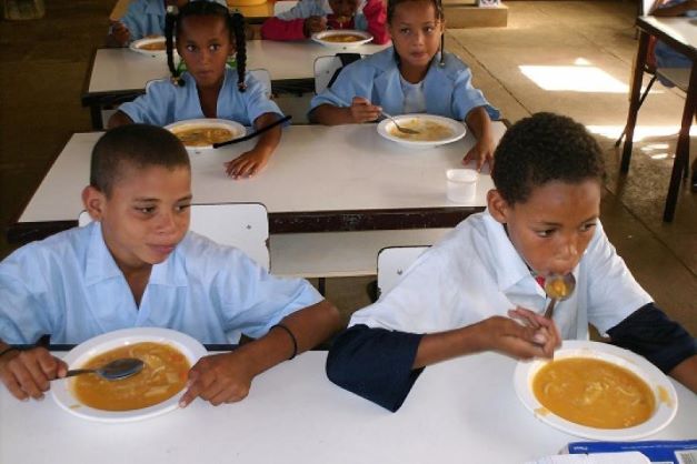 Luxemburgo dá 3 milhões de euros para garantir refeições em todas as escolas de Cabo Verde