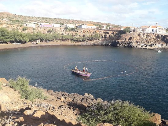 Comunidade de Carriçal, em São Nicolau, circula em barco a remos após corte de estrada