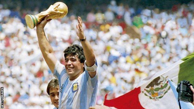 Morreu Maradona, o eterno génio do futebol